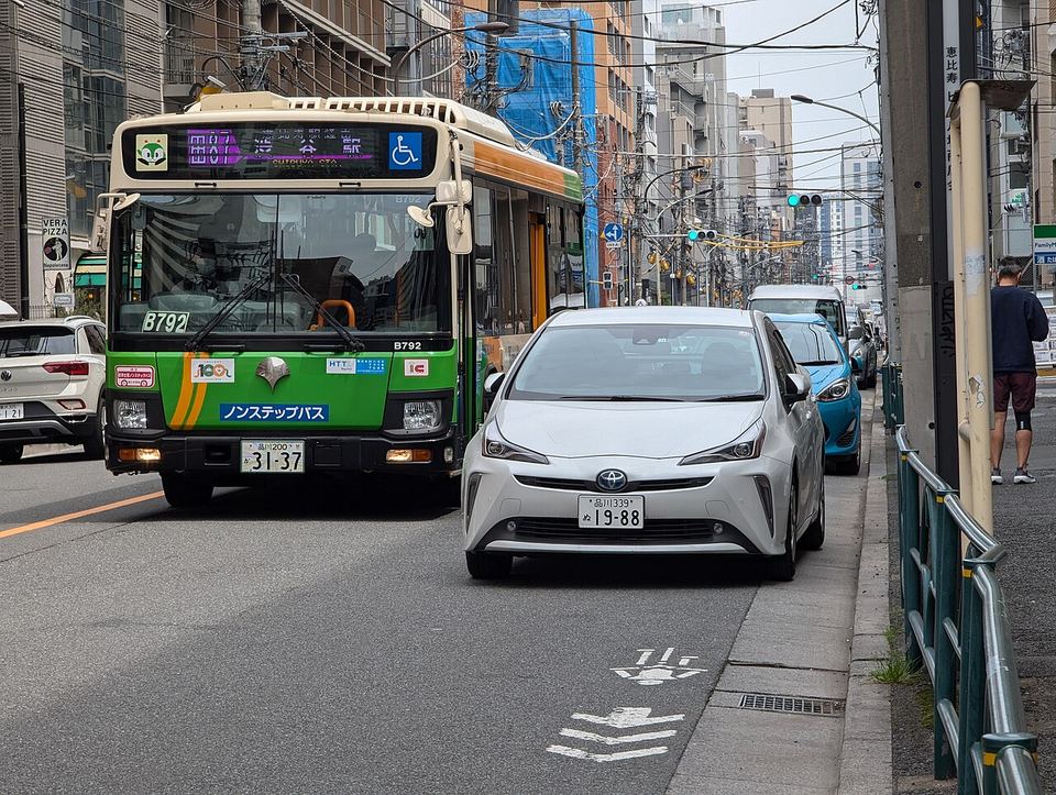 Fotoğraf: Dozens of cars parked on bicycle lane in Ebisu