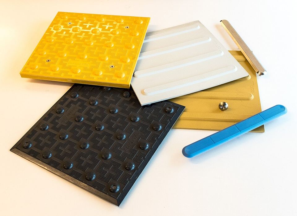Fotoğraf: Tactile Paving colours and Materials