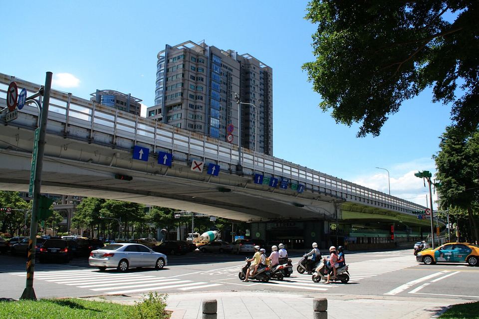 Fotoğraf: 2010 07 22620 7034 Da'an District, Taipei, Streets in Taipei, Traffic signals, Road signs, Noise barriers, Taiwan
