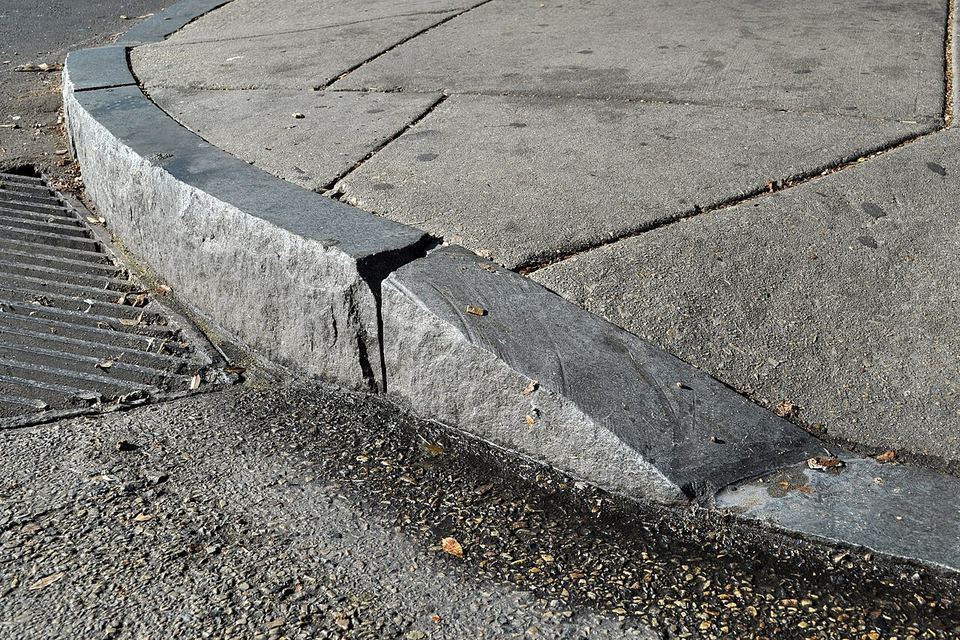 Fotoğraf: Curb cut for wheelchair ramp (DSC 3500)