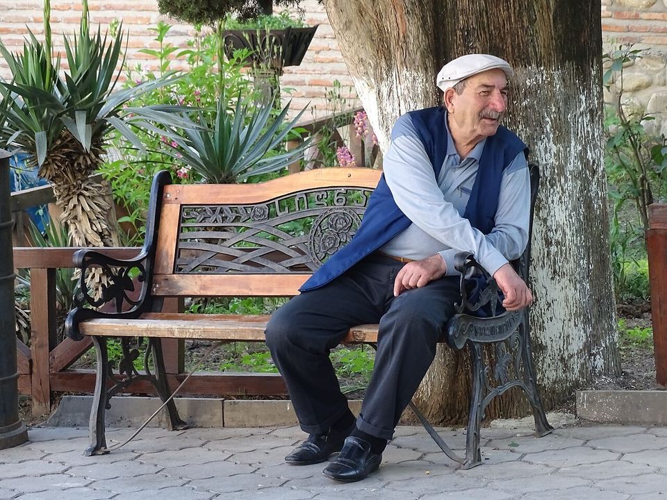 Fotoğraf: Elderly Man on Park Bench - Sighnaghi - Georgia