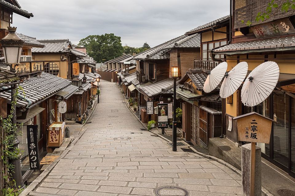 Fotoğraf: Pedestrian road with pavements and paper umbrellas, Higashiyama-ku, Kyoto, Japan, early morning