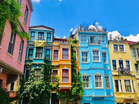 Fotoğraf: Colorful apartment buildings, Istanbul, Turkey