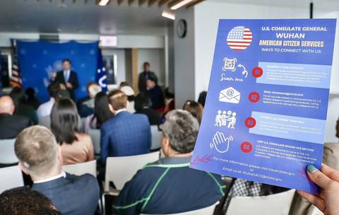 Fotoğraf: Ambassador Burns answers questions at a town hall meeting in Wuhan for U.S. citizens