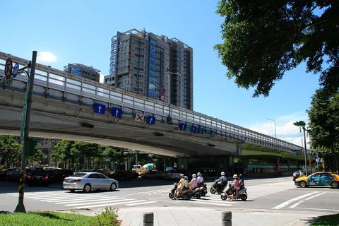 Fotoğraf: 2010 07 22620 7034 Da'an District, Taipei, Streets in Taipei, Traffic signals, Road signs, Noise barriers, Taiwan
