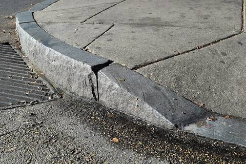 Fotoğraf: Curb cut for wheelchair ramp (DSC 3500)