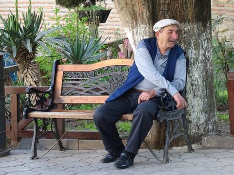 Fotoğraf: Elderly Man on Park Bench - Sighnaghi - Georgia