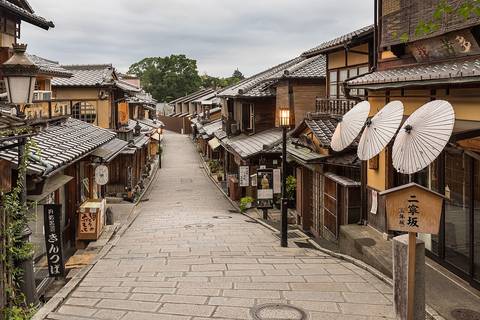Fotoğraf: Pedestrian road with pavements and paper umbrellas, Higashiyama-ku, Kyoto, Japan, early morning